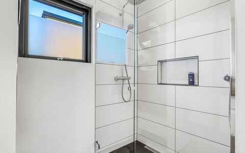 Merve - 250M from the Sea: Flooring, Interior Design, Fussboden, Decke, Glas, Armatur, Fliese, Badezimmer, Installation
