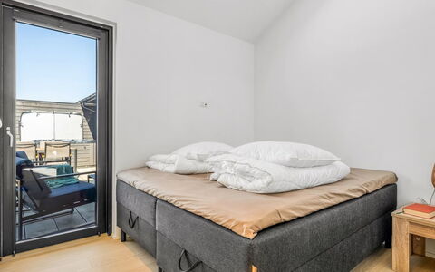 Merve - 250M from the Sea: Holz, Fussboden, Flooring, Schlafzimmer, Daylighting, Bedding, Bett, Bettdecke, Matratze, Bettrahmen