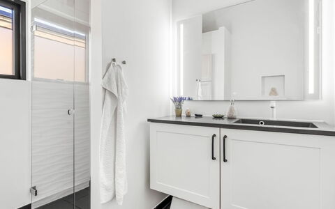 Merve - 250M from the Sea: Interior Design, Flooring, Armatur, Fussboden, Sinken, Badezimmerschrank, Zapfhahn, Countertop, Cabinetry, Badezimmer