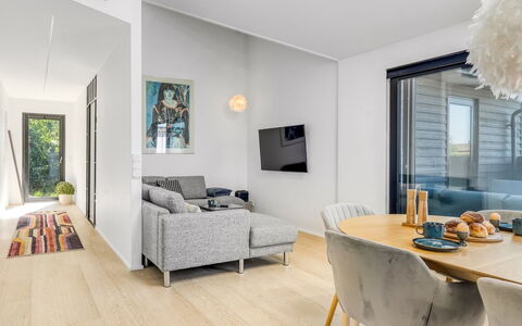 Merve - 250M from the Sea: Flooring, Interior Design, Fussboden, Holzboden, Möbel, Holz, Decke, Couch, Wohnzimmer, Laminatboden