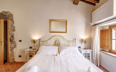 Relais la Costa: Möbel, Wand, Bett, Interior Design, Schlafzimmer, Flooring, Fussboden, Bettdecke, Decke, Bedding