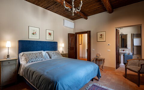 Casale Isidoro: Möbel, Bett, Schlafzimmer, Interior Design, Wand, Bettdecke, Bedding, Flooring, Fussboden, Holz