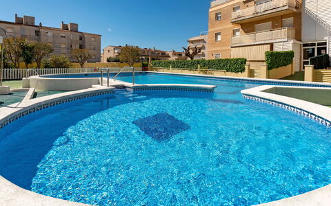 Aires de Mar: Wasser, Himmel, Gebäude, Eigentum, Blau, Schwimmbad, Azurblau, Pflanze, Rechteck, Gewässer