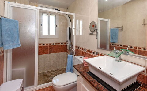 Aires de Mar: Spiegel, Armatur, Zapfhahn, Sinken, Bad Sink, Eigentum, Badezimmer, Grün, Fenster, Lila