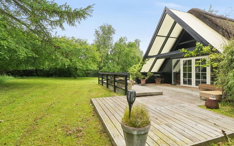 Svenne - 1.4Km from the Sea: Grundstueck, Hütte, Garten, Schatten, Hartholz, Rasen, Dachdecken, Bauernhaus, Landscaping, Planke