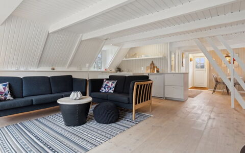 Svenne - 1.4Km from the Sea: Möbel, Flooring, Interior Design, Fussboden, Holz, Decke, Holzboden, Couch, Wohnzimmer, Beleuchtung
