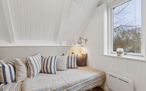 Svenne - 1.4Km from the Sea: Interior Design, Wand, Möbel, Holz, Flooring, Fussboden, Bett, Decke, Zimmer, Schlafzimmer
