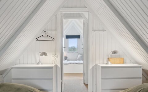 Svenne - 1.4Km from the Sea: Holz, Flooring, Decke, Fussboden, Interior Design, Schlafzimmer, Dachboden, Zimmer, Bett, Holzboden