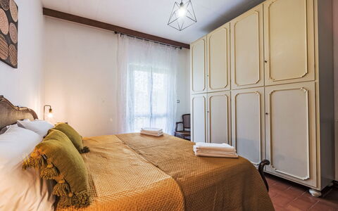 Celeste: Interior Design, Bett, Möbel, Schlafzimmer, Wand, Flooring, Fussboden, Zimmer, Bettdecke, Holz