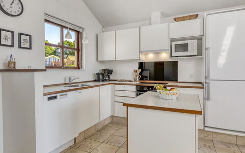 Era - 100M from the Sea: Countertop, Küche, Möbel, Interior Design, Küchengerät, Cabinetry, Flooring, Major Appliance, Holz, Decke