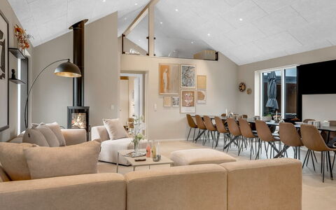 Konrad - from the Sea: Interior Design, Couch, Decke, Wohnzimmer, Flooring, Möbel, Light Fixture, Fussboden, Beleuchtung, Zimmer