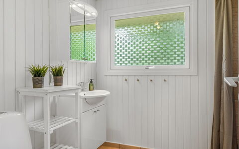 Ivar - from the Sea: Wand, Interior Design, Decke, Armatur, Beleuchtung, Flooring, Light Fixture, Badezimmerschrank, Fussboden, Badezimmer