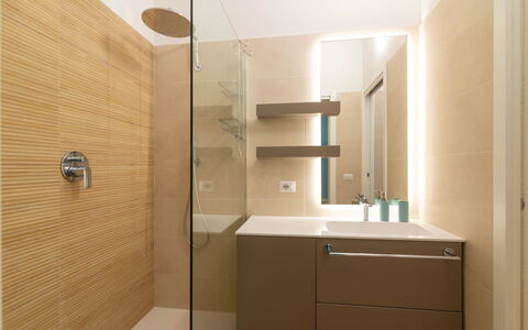 Vittoria Suite: Badezimmer, Interior Design, Flooring, Bad Sink, Fussboden, Armatur, Wand, Spiegel, Badezimmerschrank, Holz