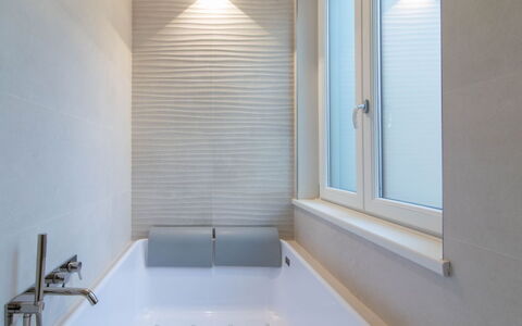 Vittoria Suite: Wand, Badezimmer, Flooring, Badewanne, Armatur, Interior Design, Fussboden, Installation, Fliese, Glas