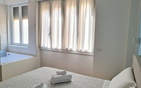 Vittoria Suite: Schlafzimmer, Bett, Bedding, Interior Design, Bettdecke, Linens, Fussboden, Bettrahmen, Zuhause, Zimmer