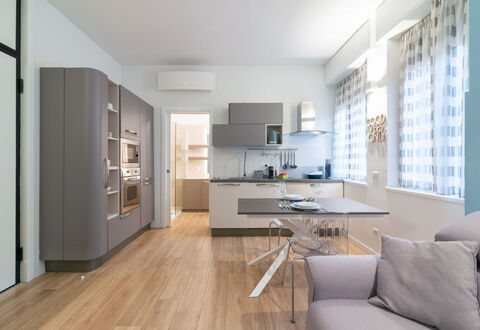 Vittoria Suite: Möbel, Interior Design, Flooring, Fussboden, Küche, Holz, Cabinetry, Countertop, Stuhl, Decke