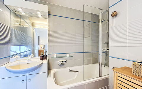 Madavoar: Badezimmer, Armatur, Interior Design, Flooring, Fussboden, Sinken, Zapfhahn, Installation, Badewanne, Bad Sink