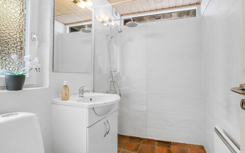 Withulf - 500M to the Fjord: Armatur, Badezimmer, Flooring, Interior Design, Wand, Sinken, Bad Sink, Fussboden, Zapfhahn, Badezimmerschrank