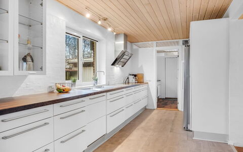 Withulf - 500M to the Fjord: Flooring, Interior Design, Holz, Countertop, Holzboden, Küche, Fussboden, Decke, Cabinetry, Major Appliance