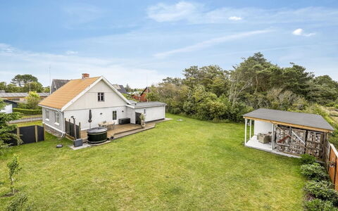 Nanja - 250M from the Sea: Holz, Zuhause, Veranda, Deck, Hartholz, Dach, Holzbeize, Holzboden, Eco Hotel