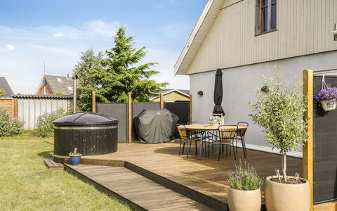 Nanja - 250M from the Sea: Holz, Zuhause, Veranda, Deck, Hartholz, Dach, Holzbeize, Holzboden, Eco Hotel