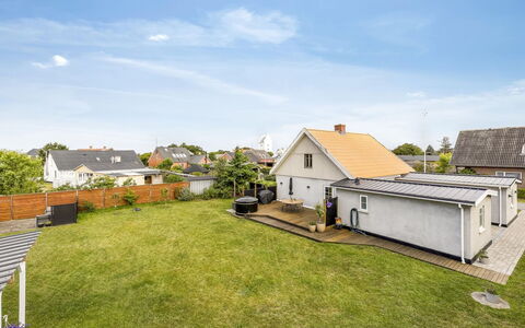 Nanja - 250M from the Sea: Holz, Zuhause, Veranda, Deck, Hartholz, Dach, Holzbeize, Holzboden, Eco Hotel