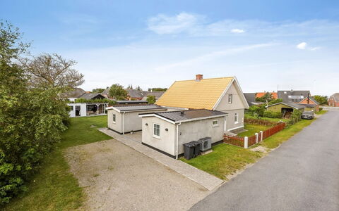 Nanja - 250M from the Sea: Holz, Zuhause, Veranda, Deck, Hartholz, Dach, Holzbeize, Holzboden, Eco Hotel