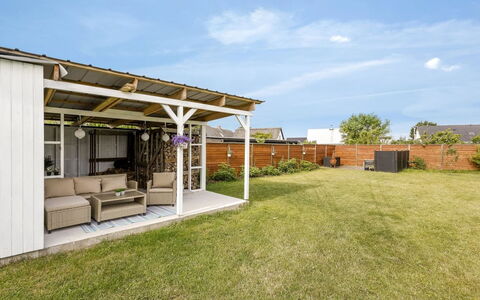 Nanja - 250M from the Sea: Holz, Zuhause, Veranda, Deck, Hartholz, Dach, Holzbeize, Holzboden, Eco Hotel