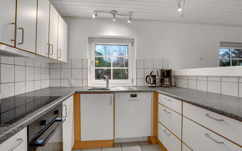Tara - 1Km from the Sea: Flooring, Küche, Countertop, Interior Design, Fussboden, Armatur, Küchengerät, Sinken, Major Appliance, Decke