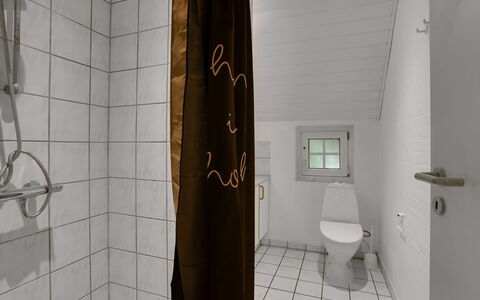 Tara - 1Km from the Sea: Wand, Flooring, Holz, Fussboden, Armatur, Badezimmer, Toilette, Interior Design, Installation, Toilleten Sitz