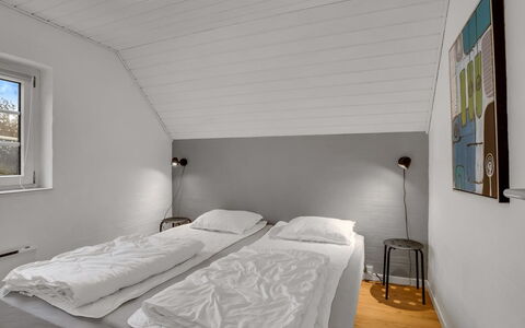 Tara - 1Km from the Sea: Wand, Schlafzimmer, Holz, Bett, Decke, Bettdecke, Fussboden, Bedding, Flooring, Interior Design
