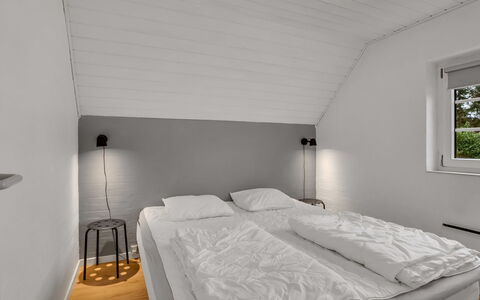Tara - 1Km from the Sea: Holz, Schlafzimmer, Bett, Fussboden, Flooring, Decke, Interior Design, Bedding, Bettdecke, Bettrahmen