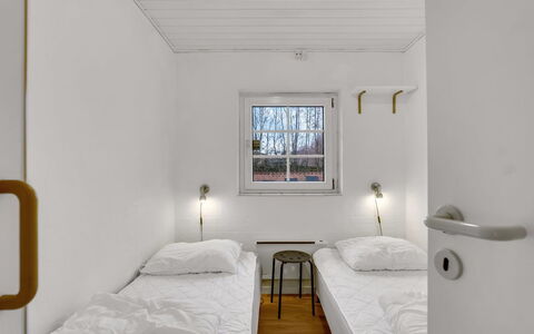 Tara - 1Km from the Sea: Wand, Decke, Schlafzimmer, Bettrahmen, Daylighting, Light Fixture, Bedding, Bett, Wohnheim