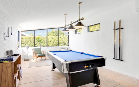 Anabel - 600M from the Sea: Holz, Zuhause, Veranda, Deck, Hartholz, Dach, Holzbeize, Holzboden, Eco Hotel