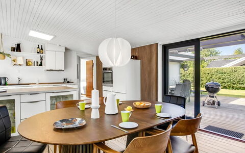 Anabel - 600M from the Sea: Holz, Zuhause, Veranda, Deck, Hartholz, Dach, Holzbeize, Holzboden, Eco Hotel
