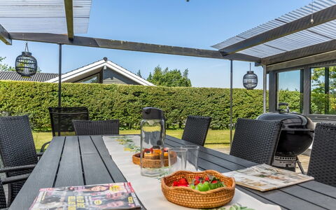 Anabel - 600M from the Sea: Holz, Zuhause, Veranda, Deck, Hartholz, Dach, Holzbeize, Holzboden, Eco Hotel