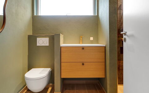 Vilppu - 900M from the Sea: Badezimmer, Armatur, Wand, Flooring, Bad Sink, Interior Design, Fussboden, Badezimmerschrank, Toilette, Sinken