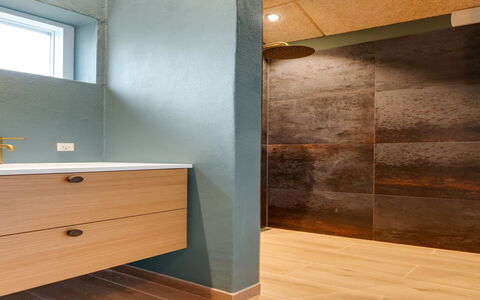 Vilppu - 900M from the Sea: Flooring, Wand, Fussboden, Interior Design, Braun, Badezimmer, Fliese, Decke, Armatur, Verbundwerkstoff