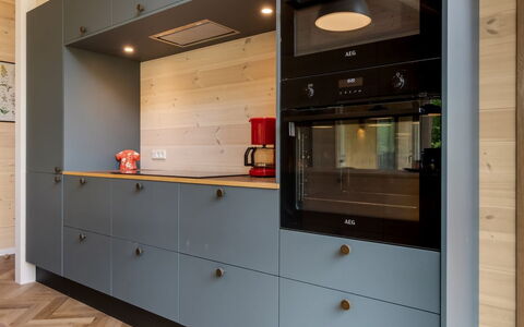Vilppu - 900M from the Sea: Holz, Flooring, Interior Design, Küche, Cabinetry, Decke, Fussboden, Küchengerät, Countertop, Holzbeize