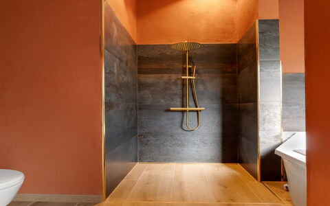 Vilppu - 900M from the Sea: Flooring, Fussboden, Orange, Armatur, Badezimmer, Braun, Fliese, Installation, Toilette