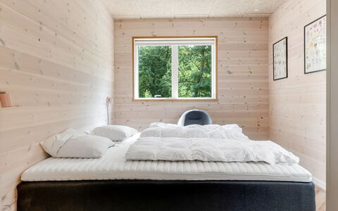 Vilppu - 900M from the Sea: Holz, Schlafzimmer, Decke, Bettrahmen, Bett, Bedding, Bettdecke, Hartholz, Zimmer, Planke