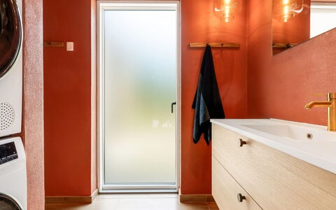 Vilppu - 900M from the Sea: Flooring, Interior Design, Fussboden, Orange, Braun, Armatur, Badezimmerschrank, Spiegel, Zimmer, Badezimmer