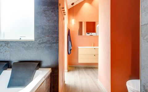 Vilppu - 900M from the Sea: Wand, Flooring, Interior Design, Fussboden, Armatur, Orange, Badezimmer, Decke, Zapfhahn, Installation