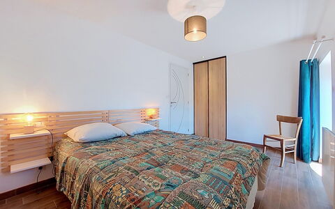 Kerdro: Bett, Möbel, Interior Design, Fussboden, Schlafzimmer, Flooring, Bedding, Wand, Bettdecke, Holz