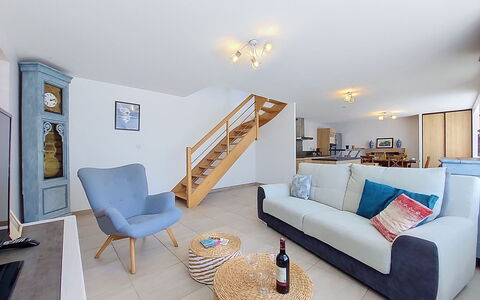 Kerdro: Möbel, Interior Design, Flooring, Couch, Fussboden, Holz, Wohnzimmer, Zimmer, Decke, Tabelle