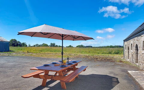 Kerdro: Himmel, Dach, Gartenmöbel, Hütte, Tisch Im Freien, Picknicktisch, Schatten, Estate, Rasen, Bauernhaus