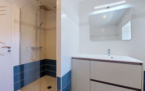 Kerdro: Flooring, Fussboden, Interior Design, Armatur, Badezimmer, Badezimmerschrank, Decke, Fliese, Installation, Zimmer