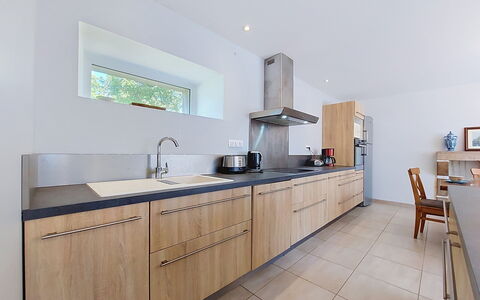 Kerdro: Countertop, Flooring, Küche, Interior Design, Cabinetry, Holz, Fussboden, Möbel, Armatur, Küchengerät