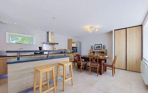 Kerdro: Möbel, Interior Design, Flooring, Fussboden, Countertop, Küche, Holz, Decke, Holzboden, Stuhl
