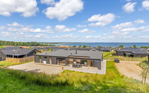 Heidie - 600M from the Sea: Dach, Haus, Zuhause, Hütte, Abstellgleis, Estate, Auffahrt, Gartenbauten, Garten, Schuppen